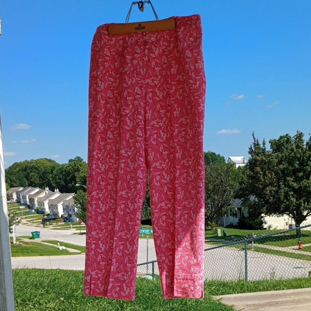 Evan Picone Vibrant Pink Leaf Pattern Capris